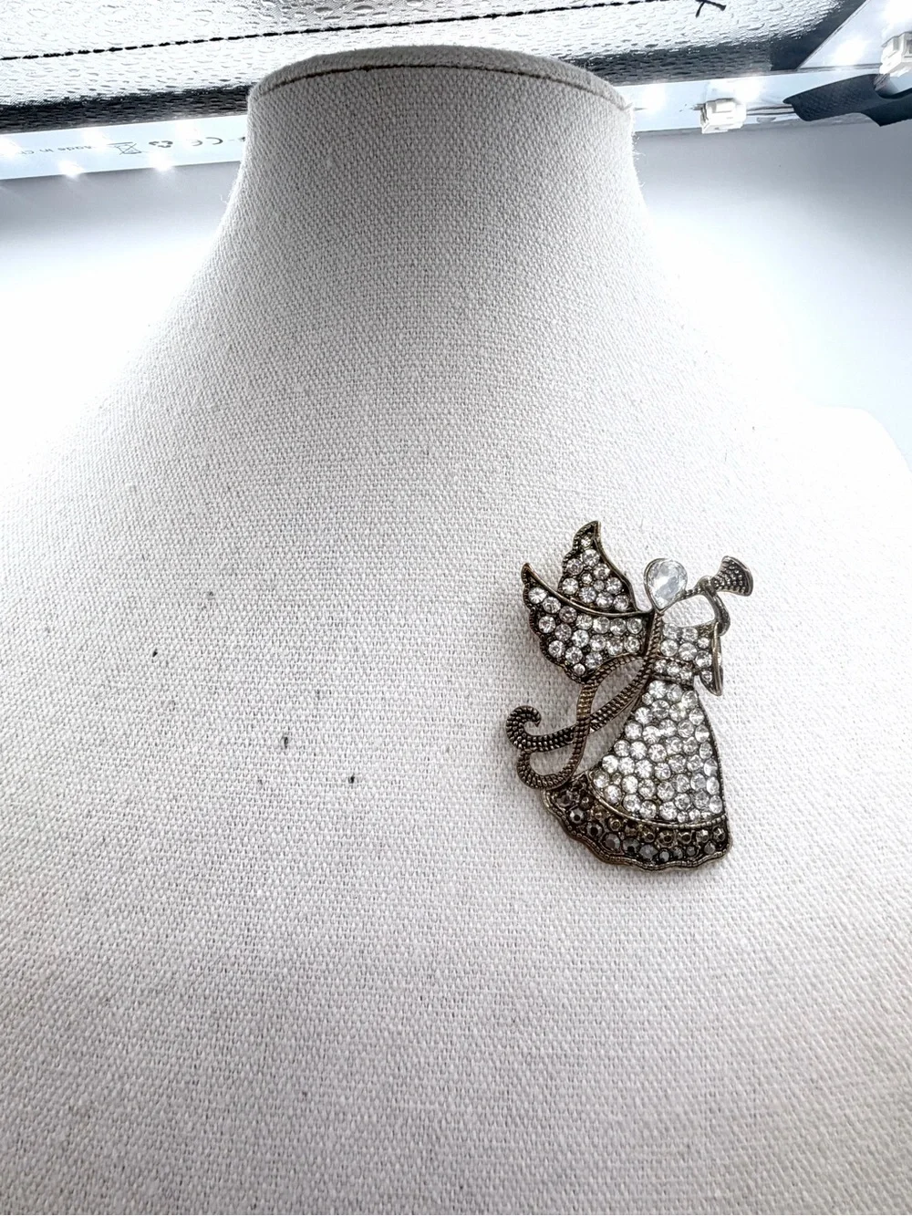 MONET Vintage Angel Sounding the Trumpet Crystal Pin Brooch Woman’s Jewelry